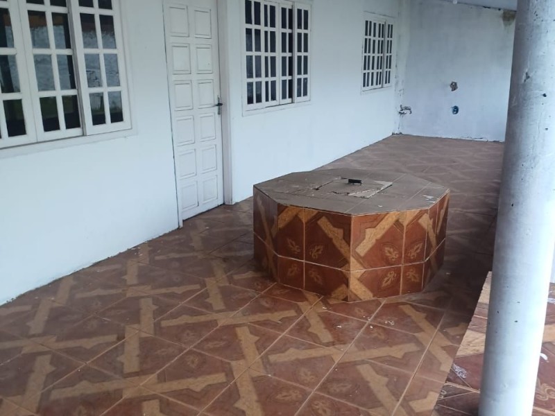 Casa de 3 Quartos com Terreno Amplo em Colombo